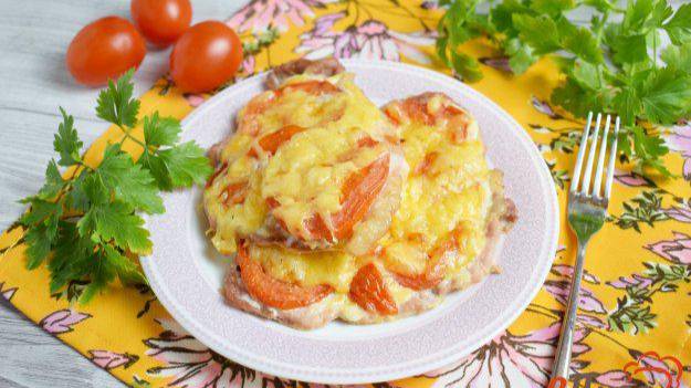Мясные отбивные с помидорами в духовке