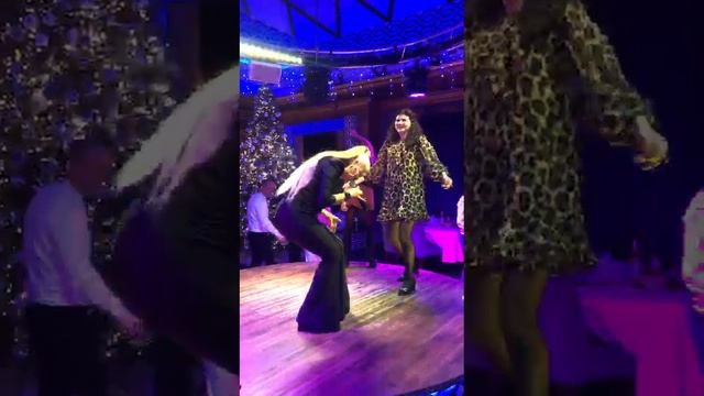 Анна танцует на корпоративе 29.11.24.