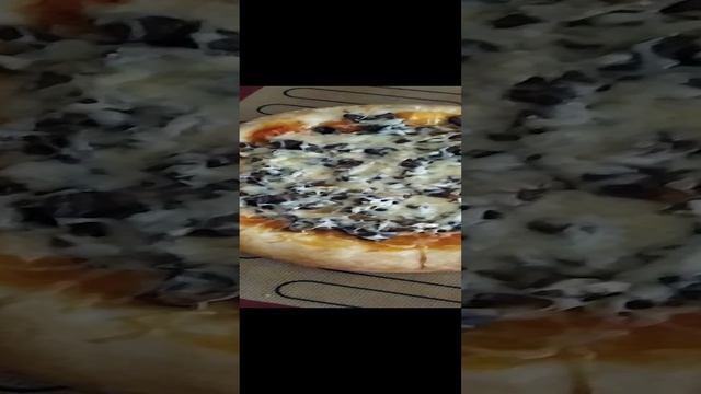 Домашняя пицца с грибами из дрожжевого теста.