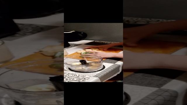 ванёк готовит смузи😋