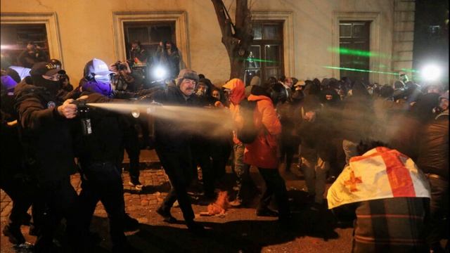Грузинский спецназ водометами выгоняет демонстрантов из центра Тбилиси