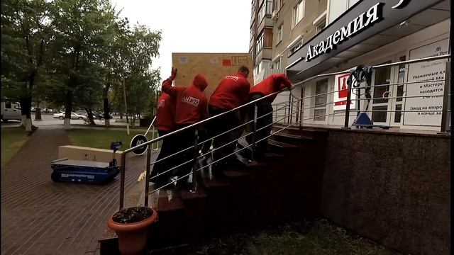 Разгрузка торгового оборудования для Академии времени (май 2017 г., Тюмень)