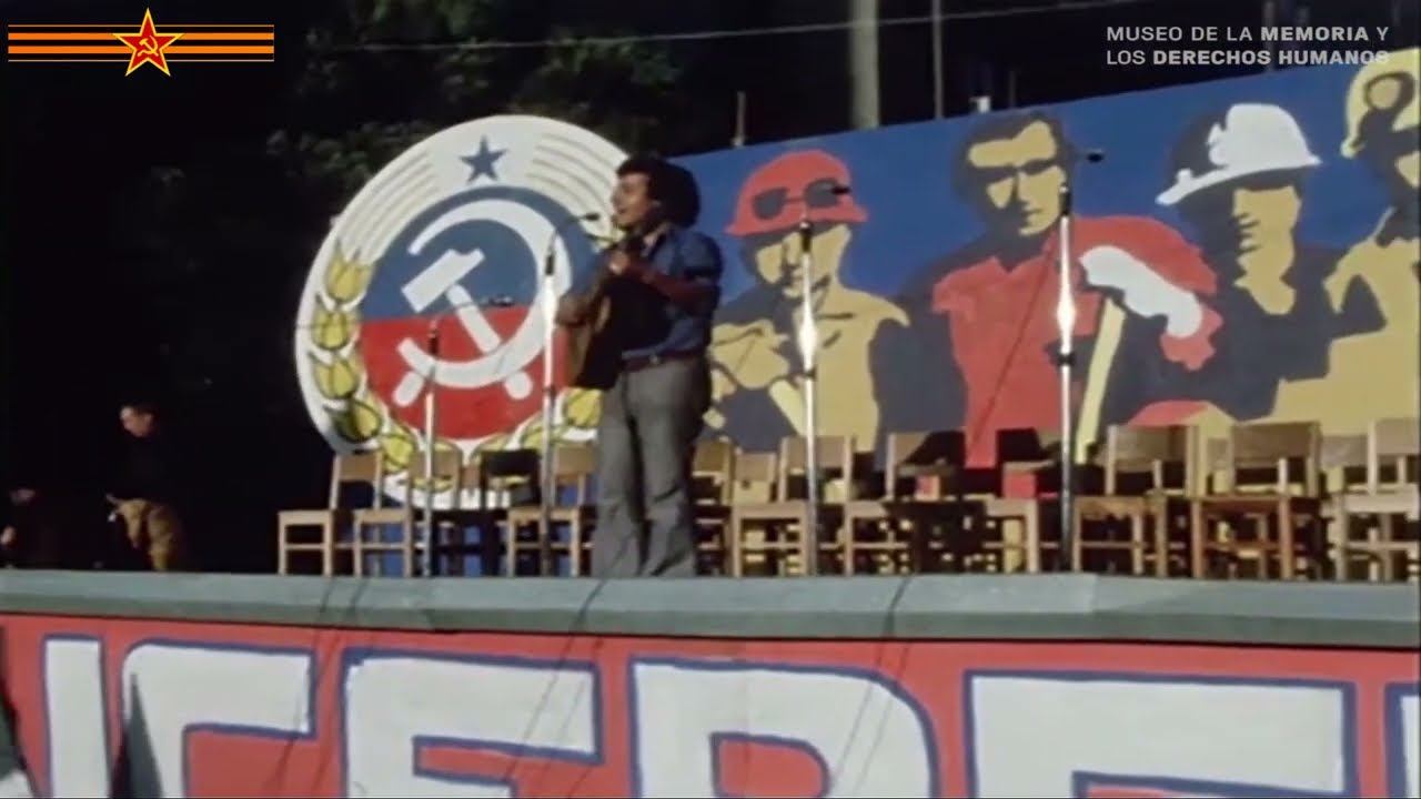Víctor Jara canta en una concentración en la campaña electoral parlamentaria de 1973 (1080p-60 FPS)