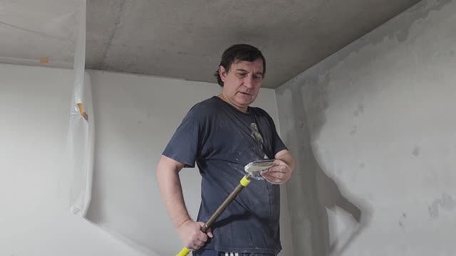 Работа малярным скребком в примыканиях