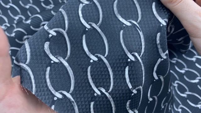 Шёлк  графитового цвета с принтом  серебряные цепи 46576