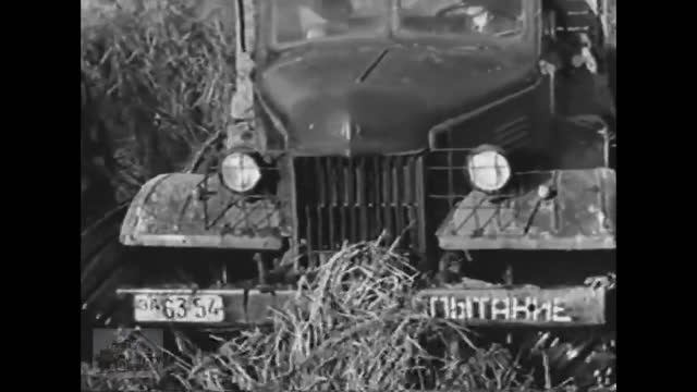 ЗиЛ 157. Автомобиль идет по болоту. Испытания. СССР 1957год