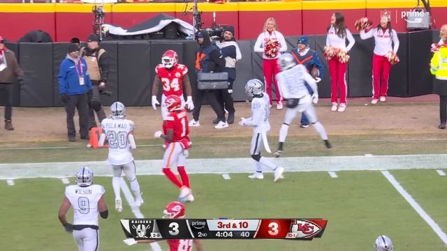 Another Kelce lateral! Travis pitches to Perine for first down vs. Raiders