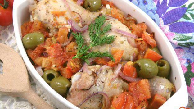 Куриные голени с помидорами и оливками
