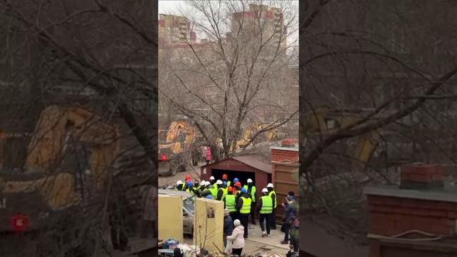 Неизвестные в масках попробовали снести гаражи на Ленинградской в Воронеже.