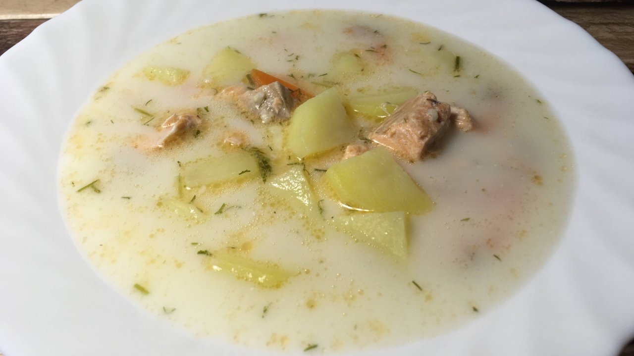 Уха из форели с плавленым сыром