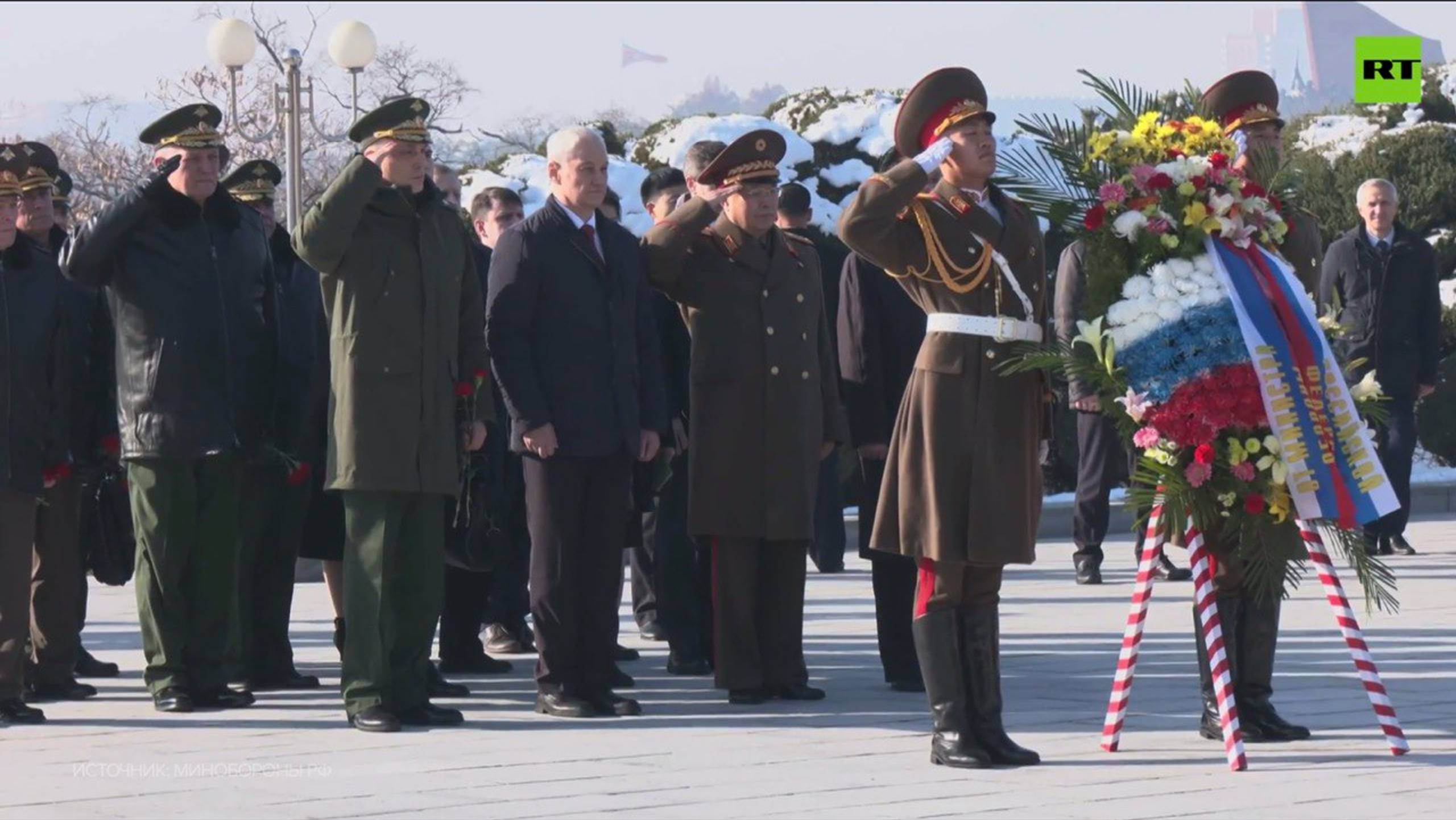 Белоусов возложил цветы к памятнику советским воинам в Пхеньяне — видео