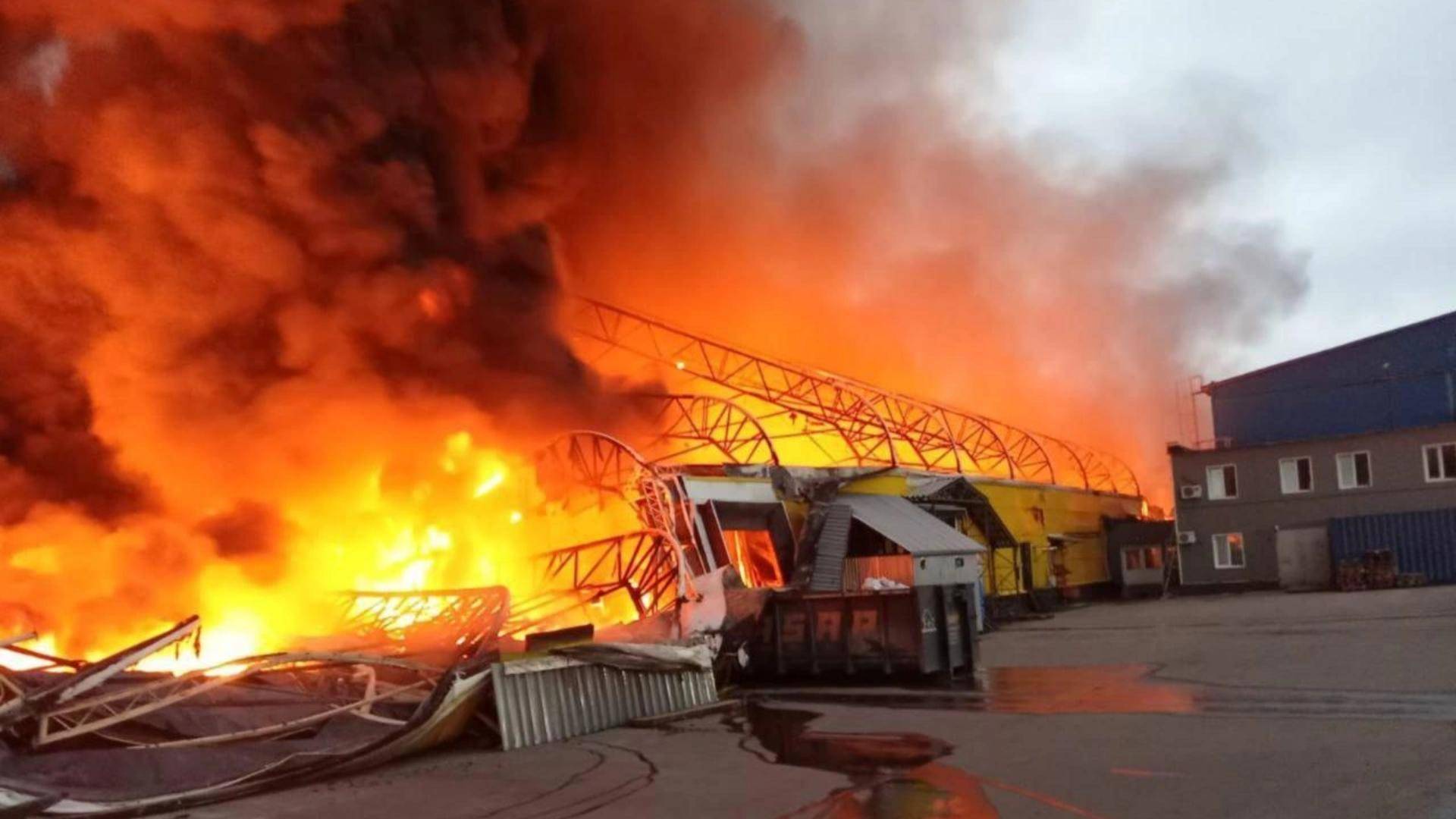 В Подмосковье пожарные локализовали огонь в складском хабе