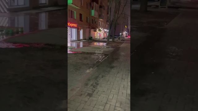 На остановке "Бетховена" играют ручью. Свою водяную композицию. 🤯