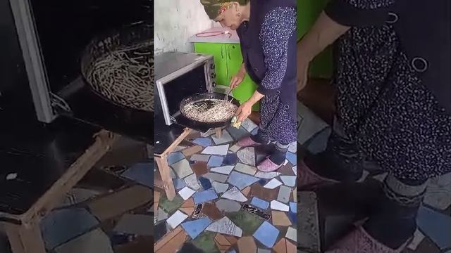 мама жарит домашние лапша