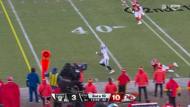 DJ Turner's 24-yard catch and run gets Raiders into Chiefs territory in third quarter