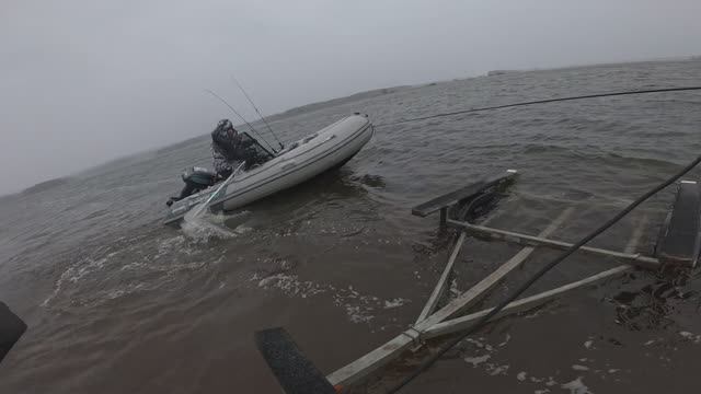 Слип ПВХ лодки в непогоду