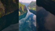Гейрангерфьорд - одно из самых популярных мест в Норвегии, окруженное высокими горами.