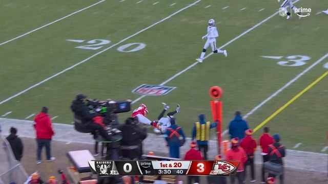 Travis Kelce's in-and-out route sparks 24-yard catch and run as Raiders defender falls