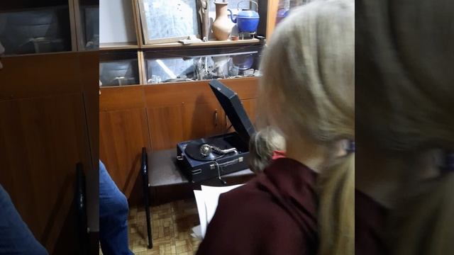 довоенный патефон, работаеееттт!
Алиса в музее партизанской славы в Дятьково.