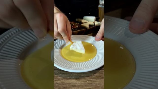 Праздничные ёлочки из камамбера
