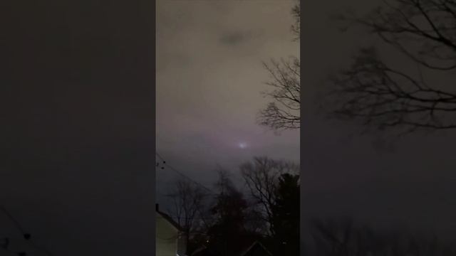 Житель города Вайоминг смог запечатлеть со своего заднего двора несколько странных огней в небе