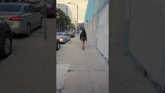 Прогулка по городской улице/Walking along a city street