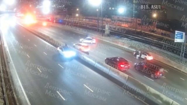 На проспекте Багратиона на полном ходу загорелась БМВ Х5 🔥