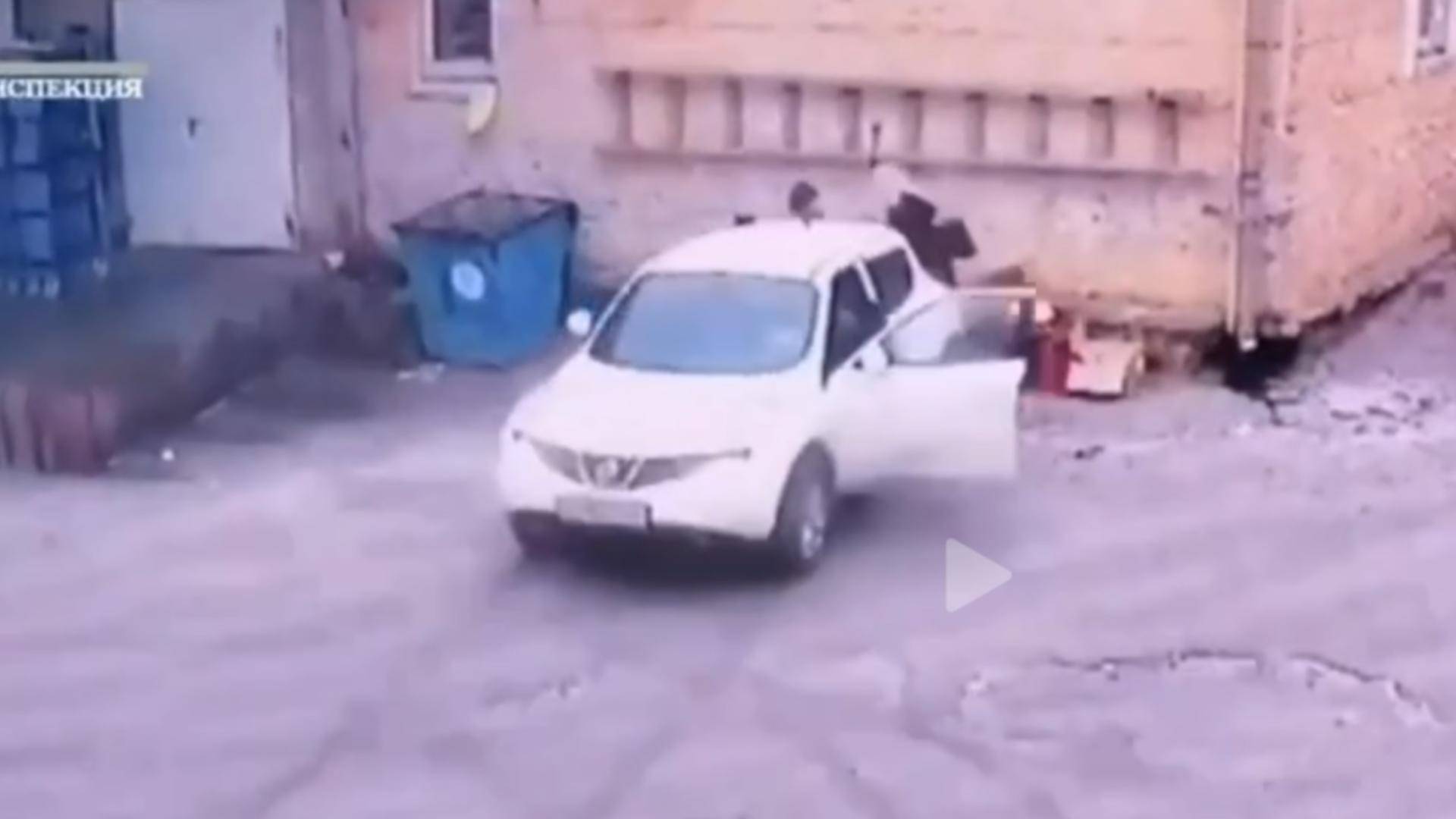 Появилось видео, как водитель Nissan придавила к стене двух женщин в Воткинске