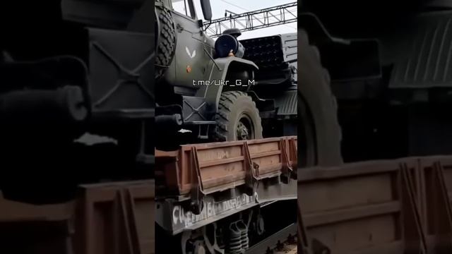 Воинский эшелон ВС РФ с различной военной техникой в пути следования в зону проведения СВО