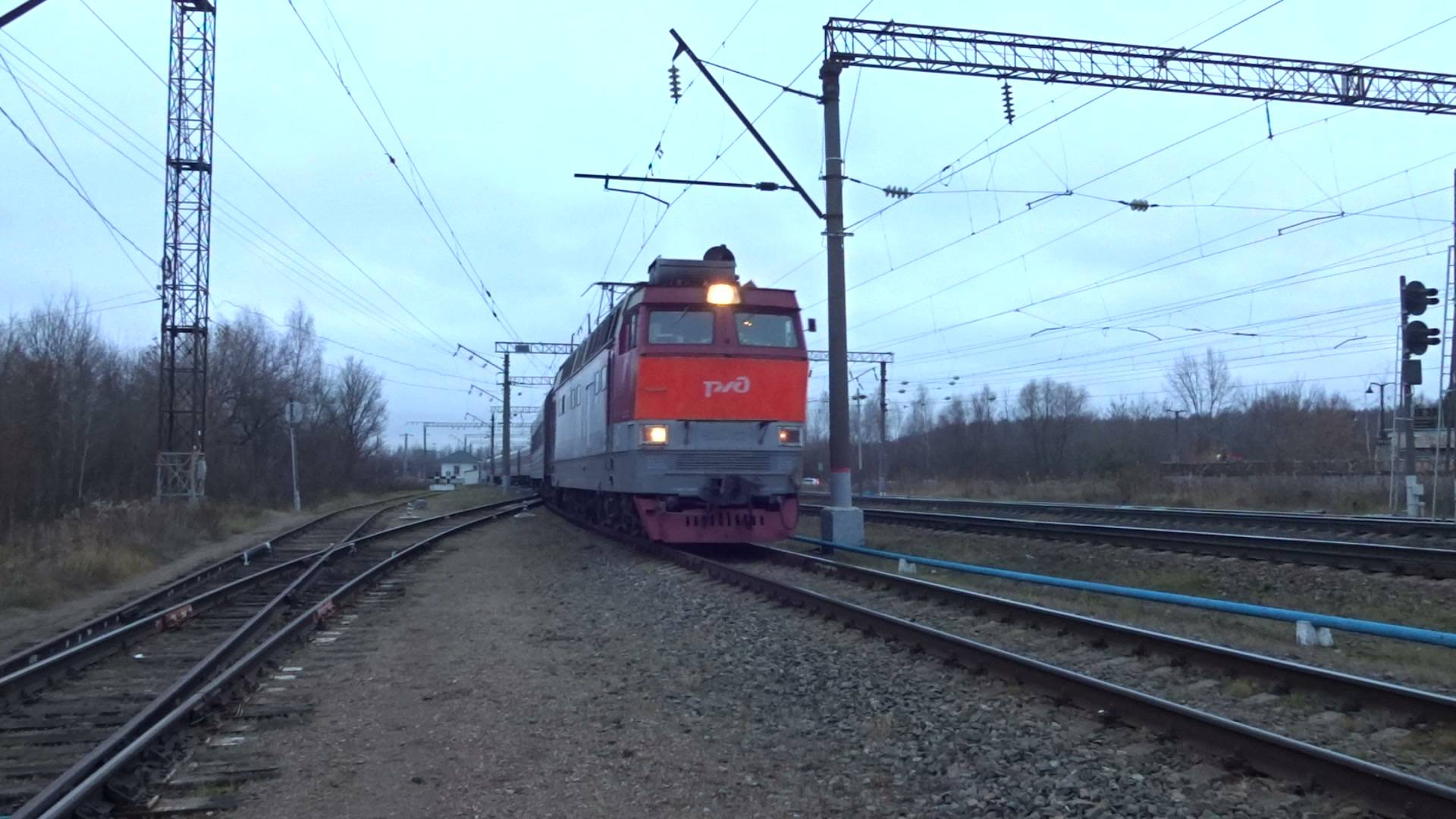 Электровоз ЧС4т-312 с пассажирским поездом №310Э Адлер - Воркута проходит станцию Петряевка