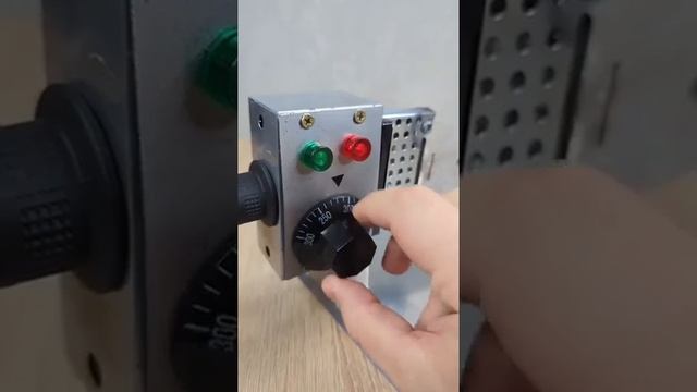 Рукастый сантехник показывает свои хитрости.