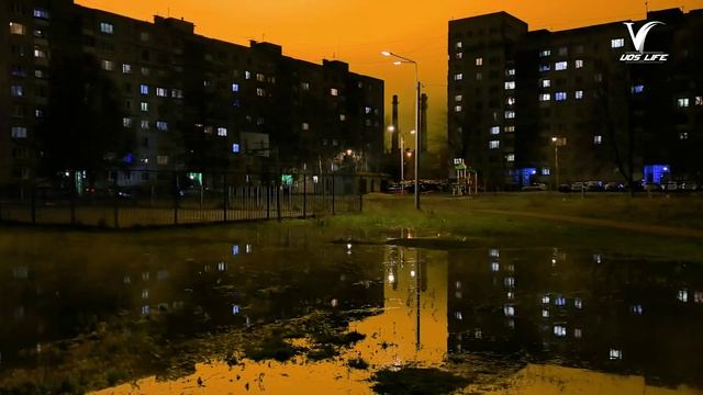На дворе по адресу Зелинского, 20, рядом со спортивной площадкой, из колодца идет горячая вода уж...