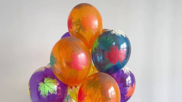 Фонтан из шаров с кленовыми листьями на праздник осени
