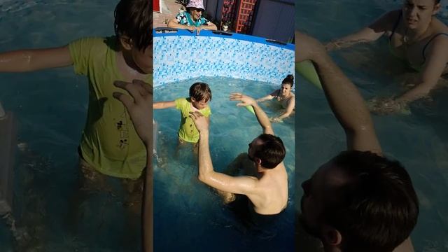 Гости отдыхают у нас в бассейне