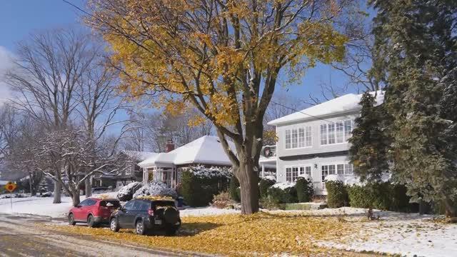 После снегопада, дома на набережной озера Симко, видео в формате 4