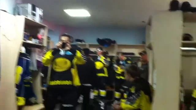 Журналисты в раздевалке)