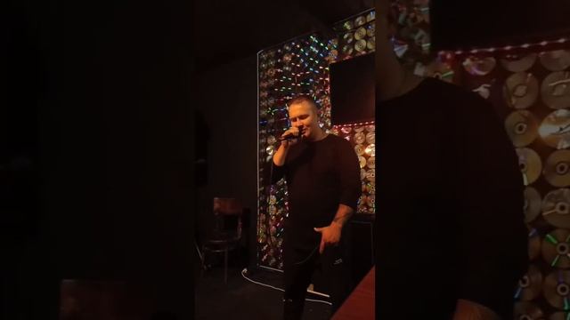 Пел не только свои песни но и еще НАШЕVREMЯ . Была крутая атмосфера. Трек НашеVremя - Улететь