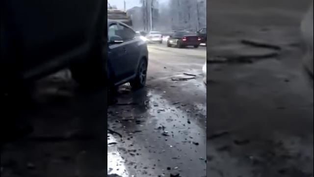 Кадры жуткой аварии в Дзержинске на Проспекте Циолковского, Рено Логан и БМВ