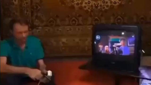 Электрошокер ударил в розетку, который телевизор работает