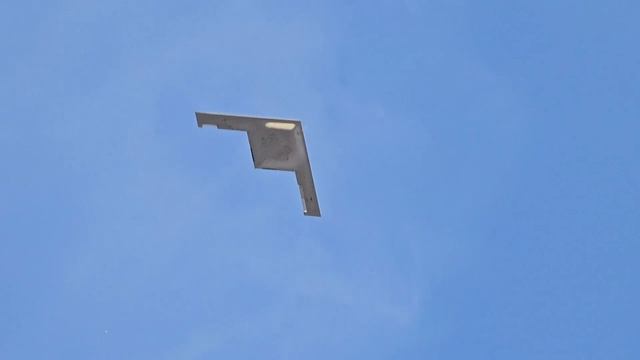 Бомбардировщик B- 21 Raider во время испытаний.