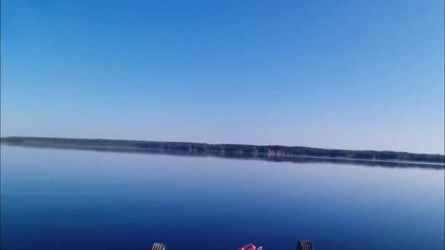 что излучаете, то и получаете. отдых на воде. плавание по озеру в лодке. слушаю хорошую аудиокнигу