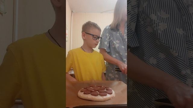 готовим пиццу с мамой