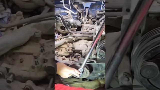 Как открутить шкив на двигателе, с помощью приводного ремня
