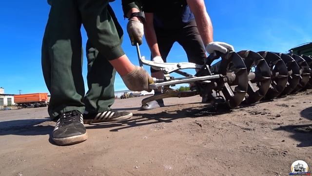 Алексей на "новом" тракторе John Deere 8R 310. Дефектую свой компактор Bednar Swifter.
