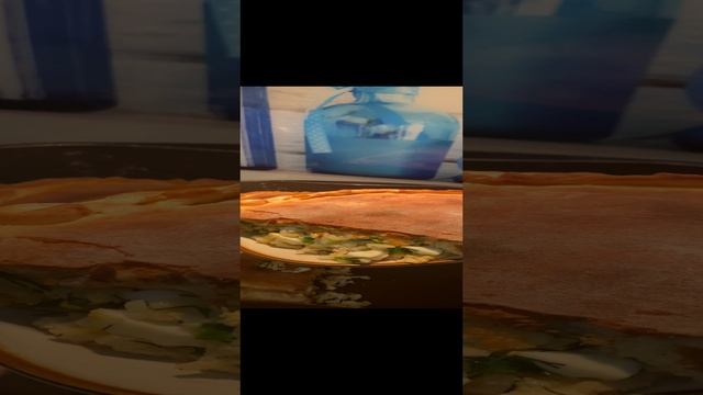 Пирог с луком, рисом и яйцом