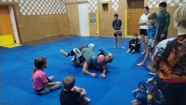 Треугольник руками со свипом из гарда. Обучалка. Кэмпо