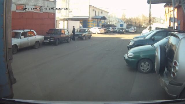Скамейка не вписалась.