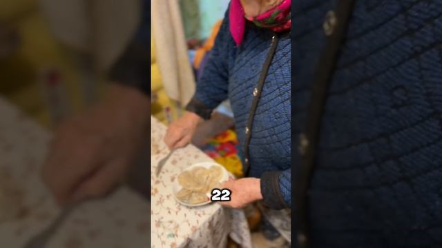 Баба РАЯ угощается пельменями