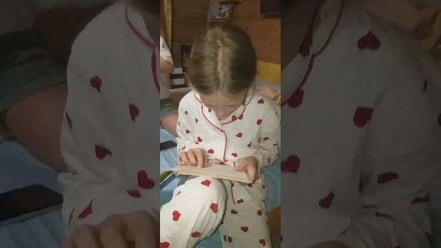 Дети рассмешили! Одна громче другой! Одна читает, вторая играет и поёт!