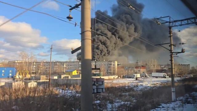 Цех по производству полистирола горит в Екатеринбурге. Огонь охватил уже полторы тысячи кв. метров